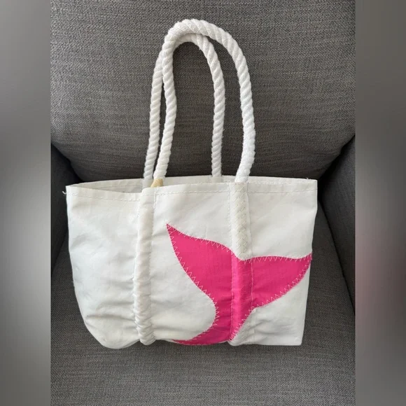 Sea Bags Whale Tail Tote
Recycled sail cloth rope handles
Handmade In Maine - Picture 1 of 10
